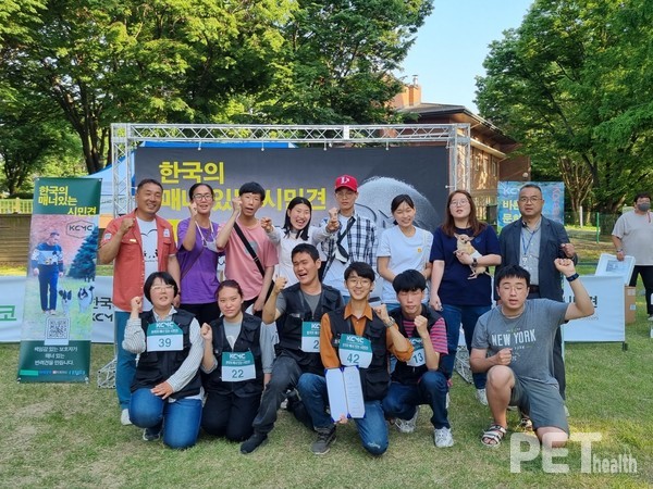 ‘제2회 KCMC 한국의 매너있는 시민견’ 대회 수상자들이 기념촬영을 하고 있다. ⓒ펫헬스