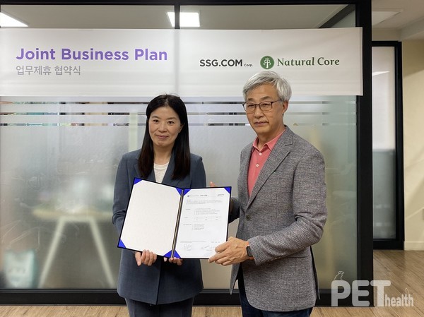 김일선 SSG닷컴 상무(왼쪽)와 이진영 네츄럴코어 부사장(오른쪽). 사진 네츄럴코어