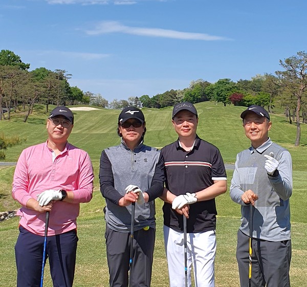 (왼쪽부터) 송대근 펫앤드림 부대표, 권영환 펫더맨 대표, 권대한 더키코 이사, 김성일 펫저널 대표. 사진 펫저널