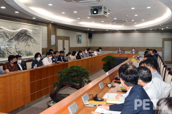 경기 동두천시는 지난달 18일 박형덕 시장을 비롯해 부시장, 국장, 담당관, 부서장, 동장 등이 참석한 가운데 반려동물 테마파크 조성 추진 등 민선8기 공약 및 현안 사업에 대한 추진상황 보고회를 개최했다. 사진 동두천시