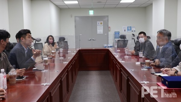 지난 19일 송재호 의원과 한국애견협회․한국인명구조견협회 관계자들이 간담회를 갖고 있다. 사진 한국애견협회