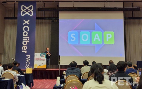 25일 서울 세종대 컨벤션센터에서 열린 서울수의임상컨퍼런스에서 열린 AI 기반 수의(동물)영상진단 보조서비스 ‘엑스칼리버’ 공식 런칭 세미나에서 오이세 스카이동물메디컬센터 대표원장이 ‘엑스칼리버’에 대해 설명하고 있다. ⓒ펫헬스