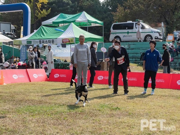멍토피아 운동회에서 김경호 광진구청장이 원반 던지기 시범을 보이고 있다. 사진 광진구
