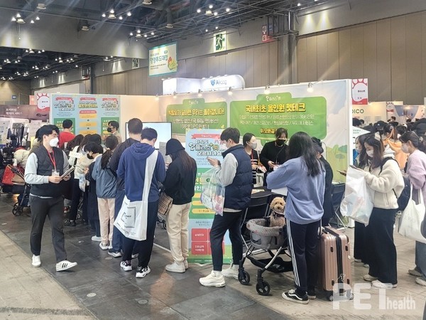 지난달 18~20일 경기 고양시 일산 킨텍스(KINTEX)에서 열린 ‘2022 메가주’에서 ‘플러스펫’ 부스 앞에서 많은 반려인들이 상품에 관심을 보이고 있다. 사진 빅스텝