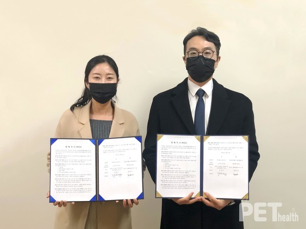 (사진 왼쪽부터) 벨아벨팜 문현아 대표와 링커버스 박영준 대표가 기념 촬영을 하고 있다. 사진 링커버스