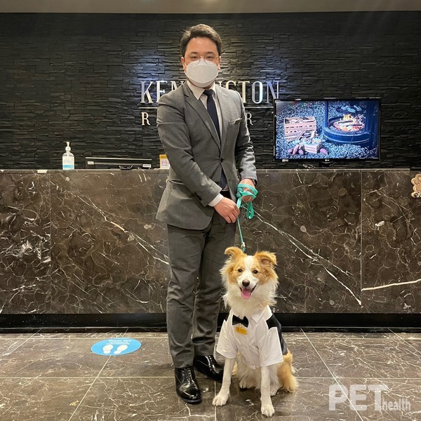 변종원 켄싱턴리조트 충주 총지배인과 부총지배견 케니. ⓒ펫헬스