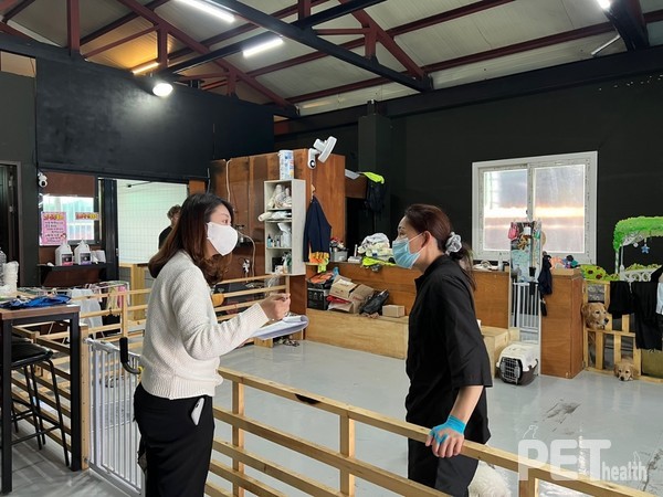 반려동물 영업장 점검 모습. 사진 경남도