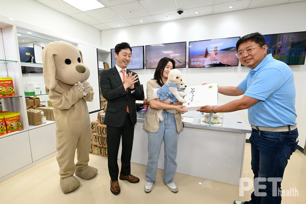 1일 김포공항 애견센터에서 윤형중 한국공항공사 사장(왼쪽)이 독독 애견호텔 김성규 대표(오른쪽)와 첫 이용고객(중앙)에게 웰컴굿즈를 전달하고 있다. 사진 한국공항공사