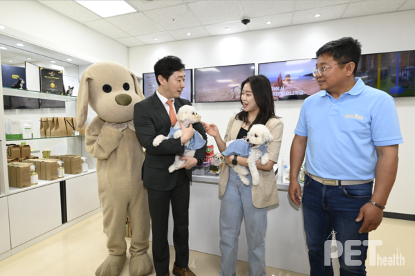 1일 김포공항 애견센터에서 윤형중 한국공항공사 사장(왼쪽)이 독독 애견호텔 김성규 대표(오른쪽), 첫 이용고객(중앙)과 기념촬영을 하고 있다. 사진 한국공항공사