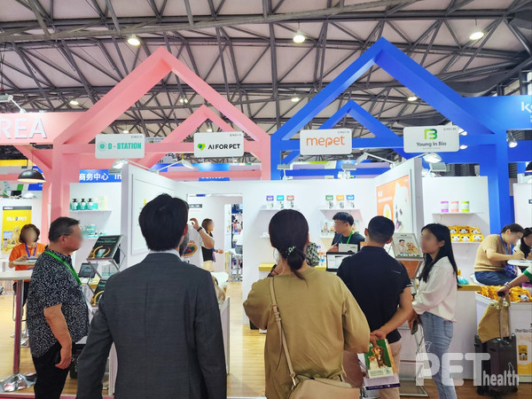 미펫과 에이아이포펫이 중국 상해에서 열린 ‘2023 상해 애완용품 전시회’ 참관객들을 대상으로 다양한 반려동물 상품과 서비스를 소개하고 있다. 사진 미펫