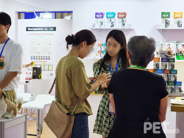 미펫이 중국 상해에서 열린 ‘2023 상해 애완용품 전시회’에 참가해 ‘낼름’과 ‘지니어스틱’을 소개하고 있다. 사진 미펫