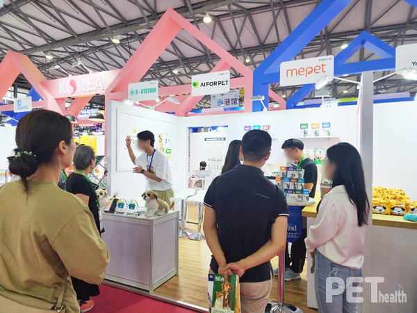 에이아이포펫이 중국 상해에서 열린 ‘2023 상해 애완용품 전시회’에 참가해 ‘티티케어’ 서비스를 소개하고 있다. 사진 미펫
