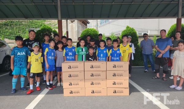 이웅종 연암대 교수가 지난 27일 충남 아산시 둔포면의 다문화·외국인 자녀 축구교실인 글로벌FC를 찾아 700만 원 상당의 생활용품을 기부했다. ⓒ펫헬스