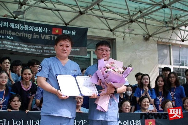 지난 8일 베트남 호치민에서 동물병원을 운영하고 있는 방인준 수의사(사진 오른쪽)가 국경없는 수의사회 베트남 지부장으로 임명됐다. 사진 국경없는수의사회