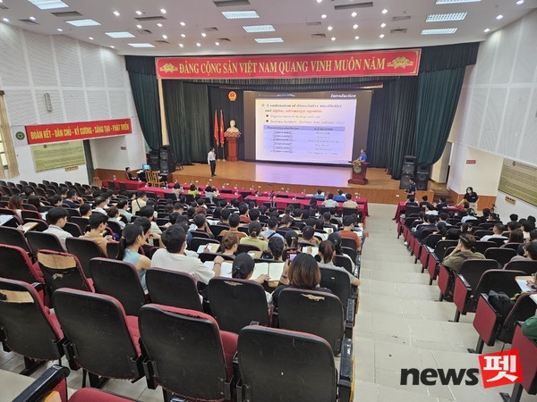 이인형 교수(서울대 수의과대학)가 베트남농업대 수의과대학에서 임상강의를 진행하고 있다. 사진 국경없는수의사회