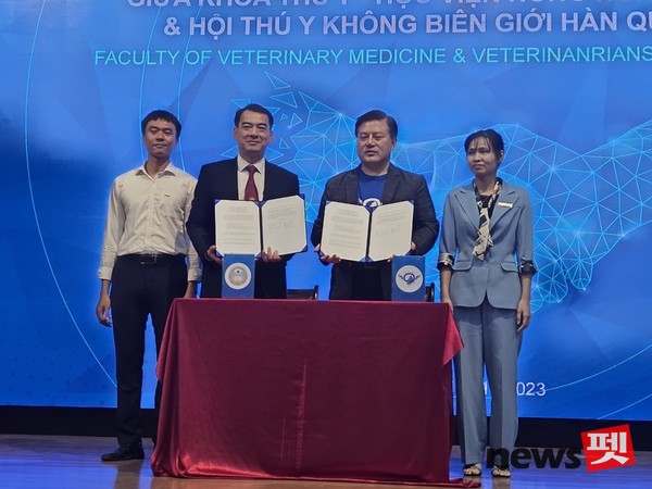 국경없는 수의사회 김재영 대표(사진 오른쪽)와 하노이 수의과대학 부이 쩐 아잉 다오 학장은 상호교류를 위한 업무협약을 체결했다. 사진 국경없는수의사회
