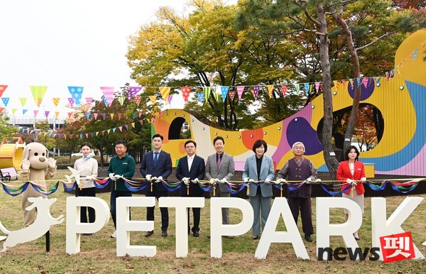 26일 김포국제공항 펫파크 개장식에서 윤형중 한국공항공사 사장(왼쪽에서 5번째)이 진교훈 강서구청장(왼쪽에서 4번째) 등 관계자들과 개장을 축하하며 테이프커팅을 하고 있다. 사진 한국공항공사