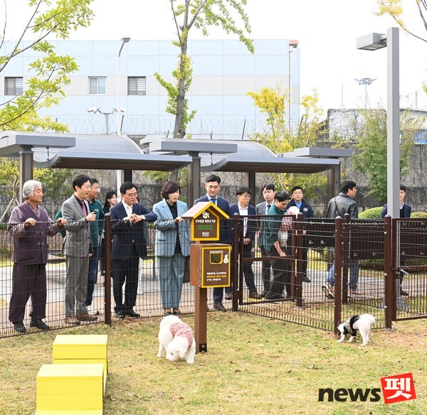 26일 김포국제공항 펫파크 개장식에서 윤형중 한국공항공사 사장(왼쪽에서 2번째)이 관계자들과 펫파크 시설을 둘러보고 있다. 사진 한국공항공사