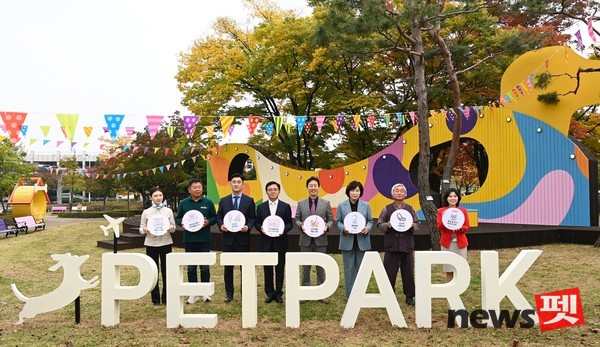 26일 김포국제공항 펫파크 개장식에서 윤형중 한국공항공사 사장(왼쪽에서 5번째)이 진교훈 강서구청장(왼쪽에서 4번째) 등 관계자들과 펫티켓 홍보 캠페인을 하고 있다. 사진 한국공항공사