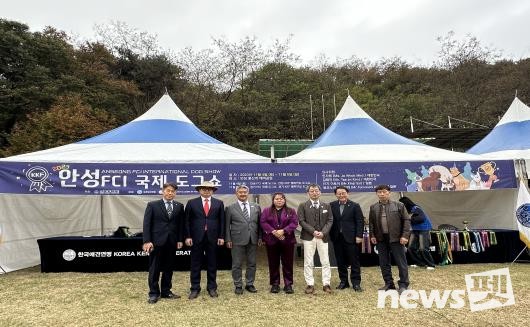 안성도그쇼 심사위원. 사진 한국애견연맹