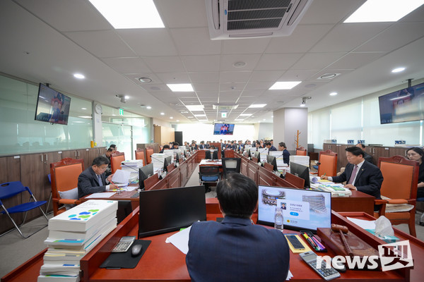 경기도의회 농정해양위원회는 21일 경기도의회 북부분원에서 동물위생시험소(북부 포함) 등을 대상으로 2023년도 행정사무감사에서 만성적인 가축방역관 부족 문제를 지적하고 신종 가축전염병 대응 철저 등을 당부했다. 사진 경기도의회
