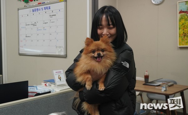 이랜드 건강증진실 직원이 테라피독을 안고 즐거워하고 있다. 사진 한국동물교감치유학회