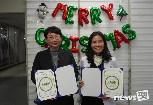 변성원 한국동물교감치유학회장(사진 왼쪽)과 황연숙 이랜드건강증진실장. 사진 한국동물교감치유학회