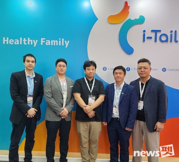 (사진 왼쪽부터) I-tail 담당자 chinapot, 펫플래닛 김동선 이사, 엠알에스인터내셔널 박상인 이사, I-Tail 대표 pornchai, 펫플래닛 양정현 대표. 사진 엠알에스인터내셔널
