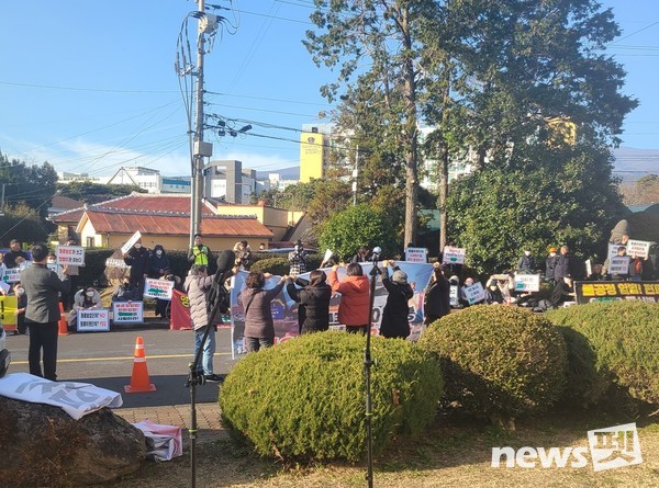 반려동물 생산·분양 단체들로 구성된 ‘전국반려동물산업단체 비상대책위원회’는 지난 6일 위성곤 의원 지역구인 제주 서귀포를 찾아 루시법 철회를 촉구했다. ⓒ뉴스펫