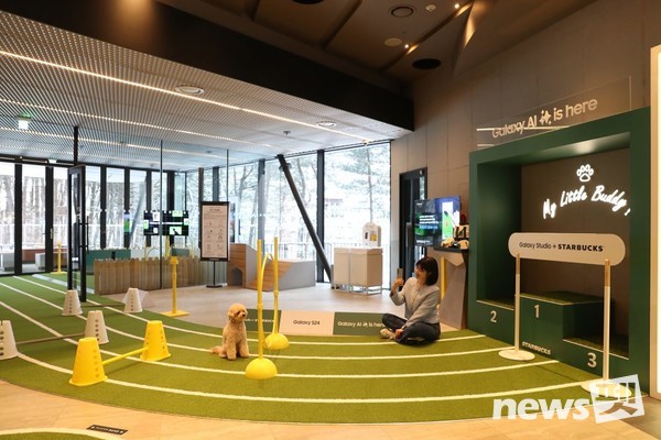 삼성전자 모델이 반려견과 함께 '갤럭시 스튜디오 Pet'의 '어질리티&트랙존'에서 '갤럭시 S24' 시리즈를 체험하고 있는 모습. 사진 삼성전자