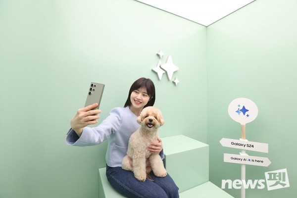 삼성전자 모델과 반려견이 '프로필 포토 부스'에서 '갤럭시 S24'의 인물모드를 체험하고 있는 모습. 사진 삼성전자