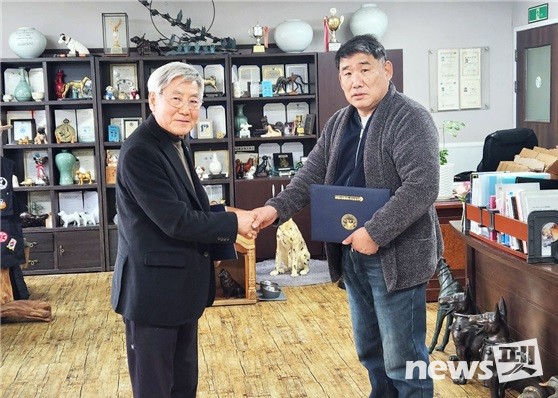 지난 6일 동물보호단체 사단법인 한국유기동물복지협회와 조용환 전 한국동물장례협회 회장과 동물보호활동에 도움을 주는 후원자들에게 고마운 마음을 담아 반려동물의 장례서비스를 제공하기 위해 협약협약을 체결했다. 한국동물장례협회 조용환 전 회장(사진 왼쪽)과 한국유기동물복지협회 임장춘 대표. 사진 한국유기동물복지협회