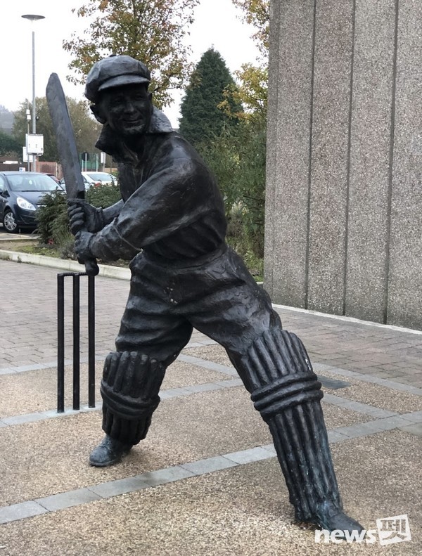 크리켓 선수 동상. 사진 필자제공