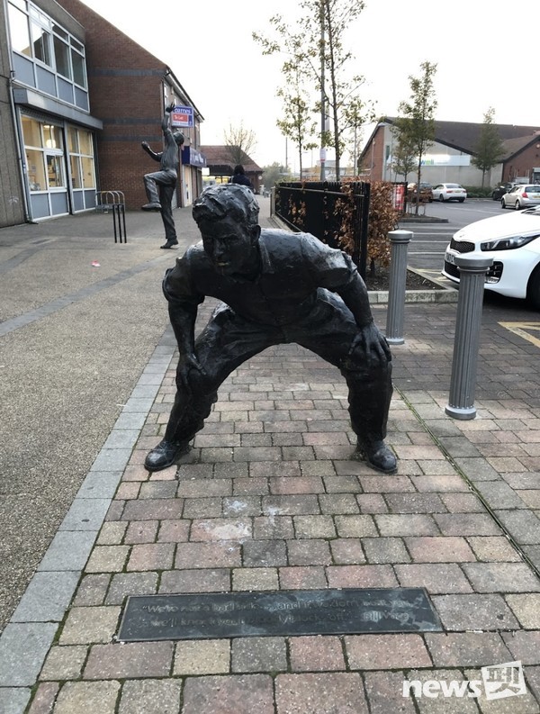 문제의 동상-모든 개들의 공포의 대상. 사진 필자제공