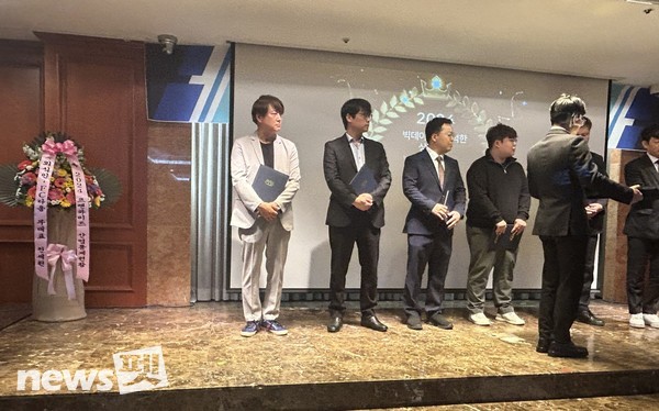 펫샵 프랜차이즈 ㈜야옹아멍멍해봐가 ‘2024 가맹하고 싶은 프랜차이즈 300’에 선정됐다. 사진 맨 왼쪽이 신용성 야옹아멍멍해봐 대표. 사진 야옹아멍멍해봐