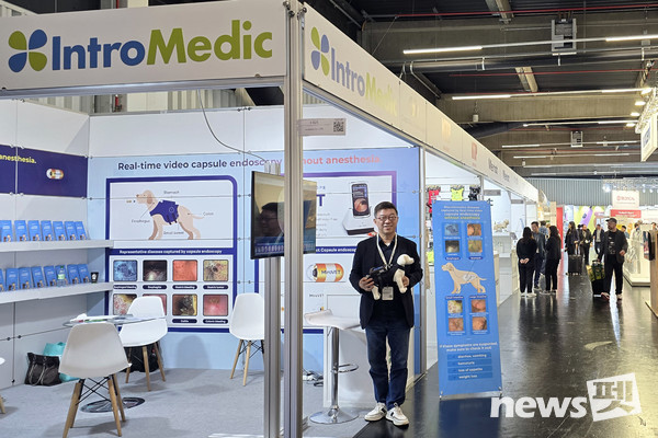 인트로메딕은 지난 7일부터 10일까지 독일 뉘른베르크에서 개최된 INTERZOO(인터주)에 참가해 마취없는 반려동물용 캡슐내시경 제품을 홍보했다. 사진은 인트로메딕 조용석 대표. 사진 인트로메딕