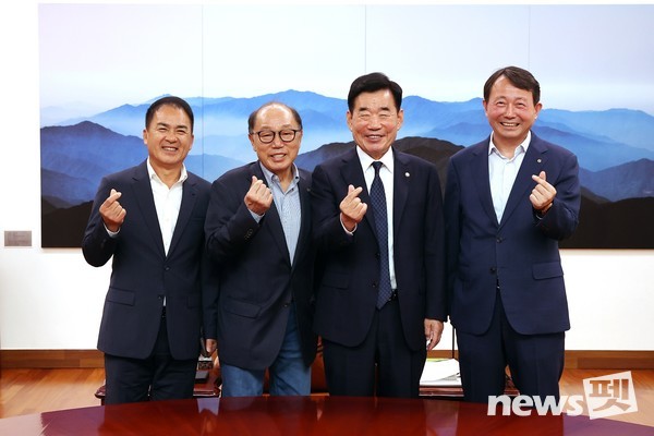 (사진 왼쪽부터) 대한수의사회 이종환 부회장, 경기도수의사회 이성식 회장, 김진표 국회의장, 대한수의사회 박효철 미래신사업단장. 사진 경기도수의사회