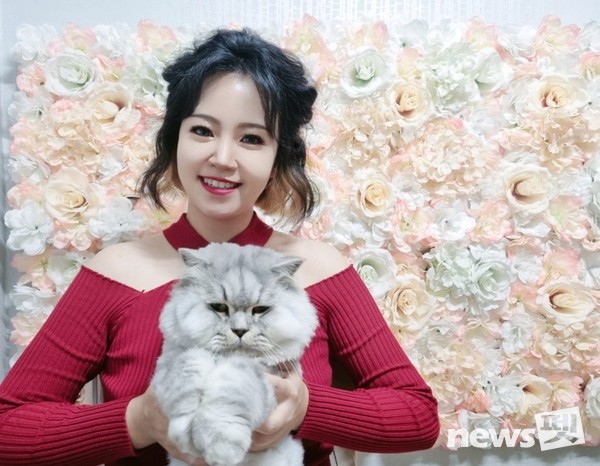 유기묘였던 만두와 함께. [사진=보라미 제공]