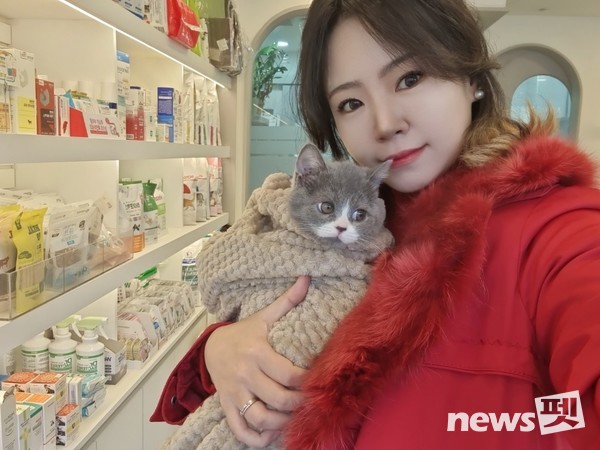 유기묘였던 밍크와 함께. [사진=보라미 제공]