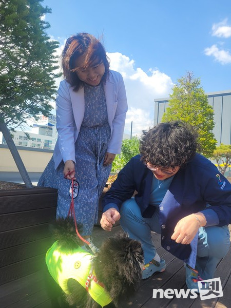 한국동물교감치유학회는 3일 경기 시흥시 소재 석경의료재단 센트럴병원에서 병원 근로자들을 대상으로 동물교감치유 프로그램을 진행했다. 사진 한국동물교감치유학회