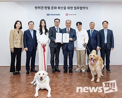 (사진 왼쪽부터) 서영옥 현대차 국내마케팅실장 상무, 이준택 현대차 대구경북지역본부장 상무, 가수 경리, 정유석 현대차 국내사업본부장 부사장, 홍원화 경북대 총장, 개그맨 박성광, 곽동미 경북대 수의과대학 학장, 권영삼 경북대 수의과대학부속동물병원 병원장. 사진 경북대학교