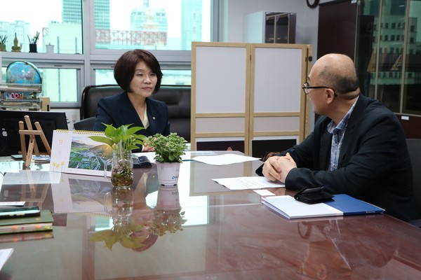 한정애 더불어민주당 의원이 농림축산식품부 개식용추진단장으로부터 개식용종식 추진 현황에 대해 보고 받고 있다. 사진 한정애의원실