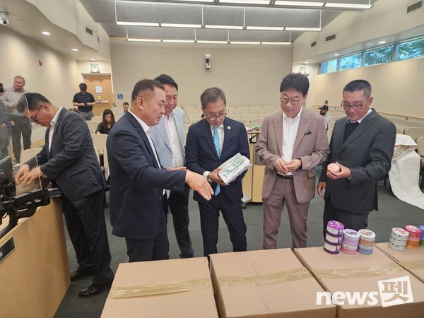 한국펫사료협회 김상덕 회장(사진 오른쪽에서 두번쩨), KCMC문화원 이웅종 원장(사진 오른쪽에서 다섯번째) 등 미국 방문단이 풀러턴시 프레드 정(Fred Jung) 시장(사진 오른쪽에서 세번째)에게 한국의 펫제품을 설명하고 있다. 사진 KCMC문화원