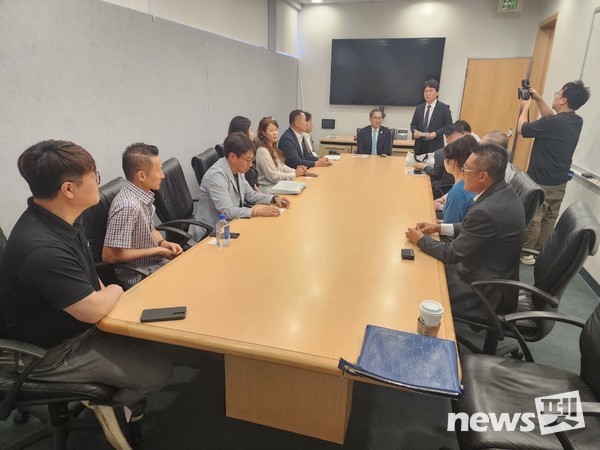 한국펫사료협회 김상덕 회장, KCMC문화원 이웅종 원장 등 미국 방문단이 풀러턴시 프레드 정(Fred Jung) 시장(사진 가운데)과 환담하고 있다. 사진 KCMC문화원