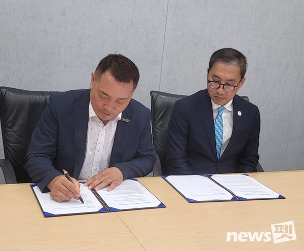 KCMC문화원 이웅종 원장(사진 왼쪽)과 미국 캘리포니아주 풀러턴시 프레드 정(Fred Jung) 시장은 19일(현지시간) 풀러턴 시 청사에서 한-미 간 선진 반려견 교육 문화 교류 및 KCMC의 미국 내 사업에 대한 정부 지원을 모색하는 내용의 업무협약을 체결했다. 사진 KCMC문화원