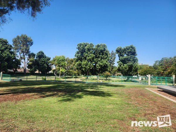 한국펫사료협회 김상덕 회장, KCMC문화원 이웅종 원장 등이 K-펫 축제 장소로 거론되는 도그파크와 롱비치 반려견 해변을 견학했다. 사진 KCMC문화원