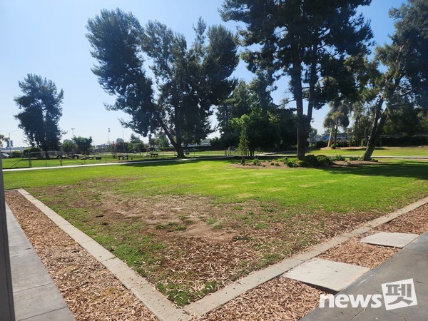 한국펫사료협회 김상덕 회장, KCMC문화원 이웅종 원장 등이 K-펫 축제 장소로 거론되는 도그파크와 롱비치 반려견 해변을 견학했다. 사진 KCMC문화원