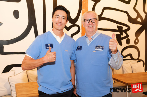 피어프리 홍보대사 다니엘 헤니(사진 왼쪽)와 피어프리 설립자 마티 베커 수의사. 사진 에이아이포펫