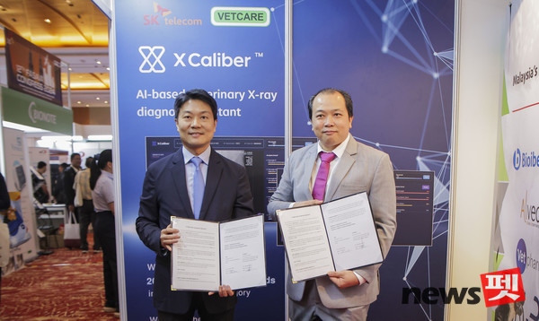 SKT는 말레이시아, 태국, 베트남 등 동남아시아 3개국 주요지역에 AI기반 반려동물 진단 보조 솔루션 ‘엑스칼리버’ 공급 계약을 체결했다고 30일 밝혔다. 지난 19일 말레이시아 쿠알라룸푸르 글로벌 반려동물 포럼 ‘FASAVA Congress 2024’에서 장동일 SKT 엑스칼리버 글로벌팀장(사진 왼쪽)과 리우 창 할(Dr. Liu Chang Hair) 마이벳케어 사업총괄이 계약을 체결하고 기념 촬영을 하고 있는 모습. 사진 SKT