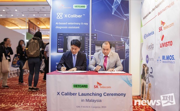 SKT는 말레이시아, 태국, 베트남 등 동남아시아 3개국 주요 지역에 AI기반 반려동물 진단 보조 솔루션 ‘엑스칼리버’ 공급 계약을 체결했다고 30일 밝혔다. 지난 19일 말레이시아 쿠알라룸푸르 글로벌 반려동물 포럼 ‘FASAVA Congress 2024’에서 장동일 SKT 엑스칼리버 글로벌팀장(사진 왼쪽)과 리우 창 할(Dr. Liu Chang Hair) 마이벳케어 사업총괄이 계약을 체결하고 있는 모습. 사진 SKT